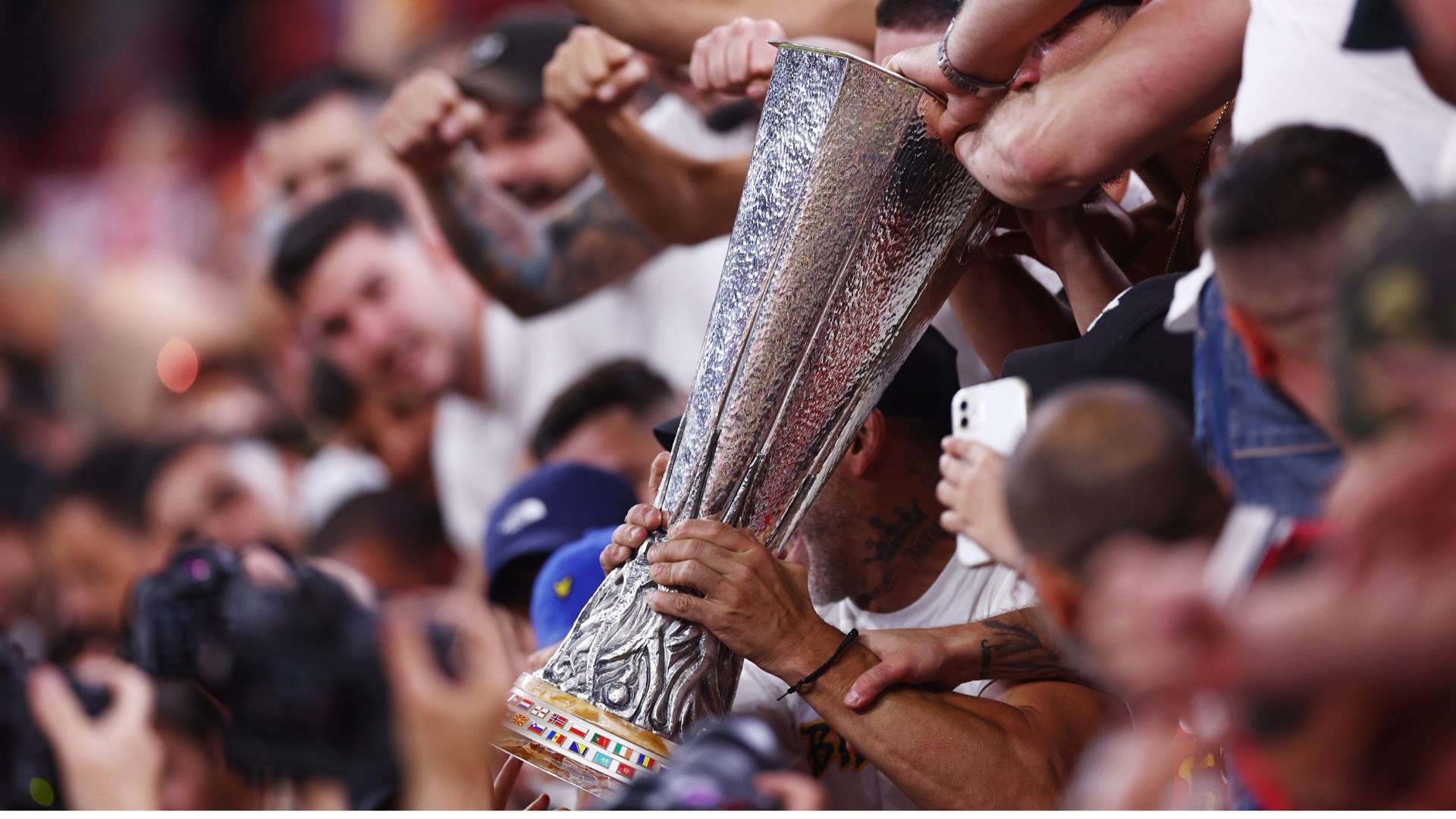 球迷激情四溢向球场撒人民币 竟然抛撒银行专用练功钞引发热议