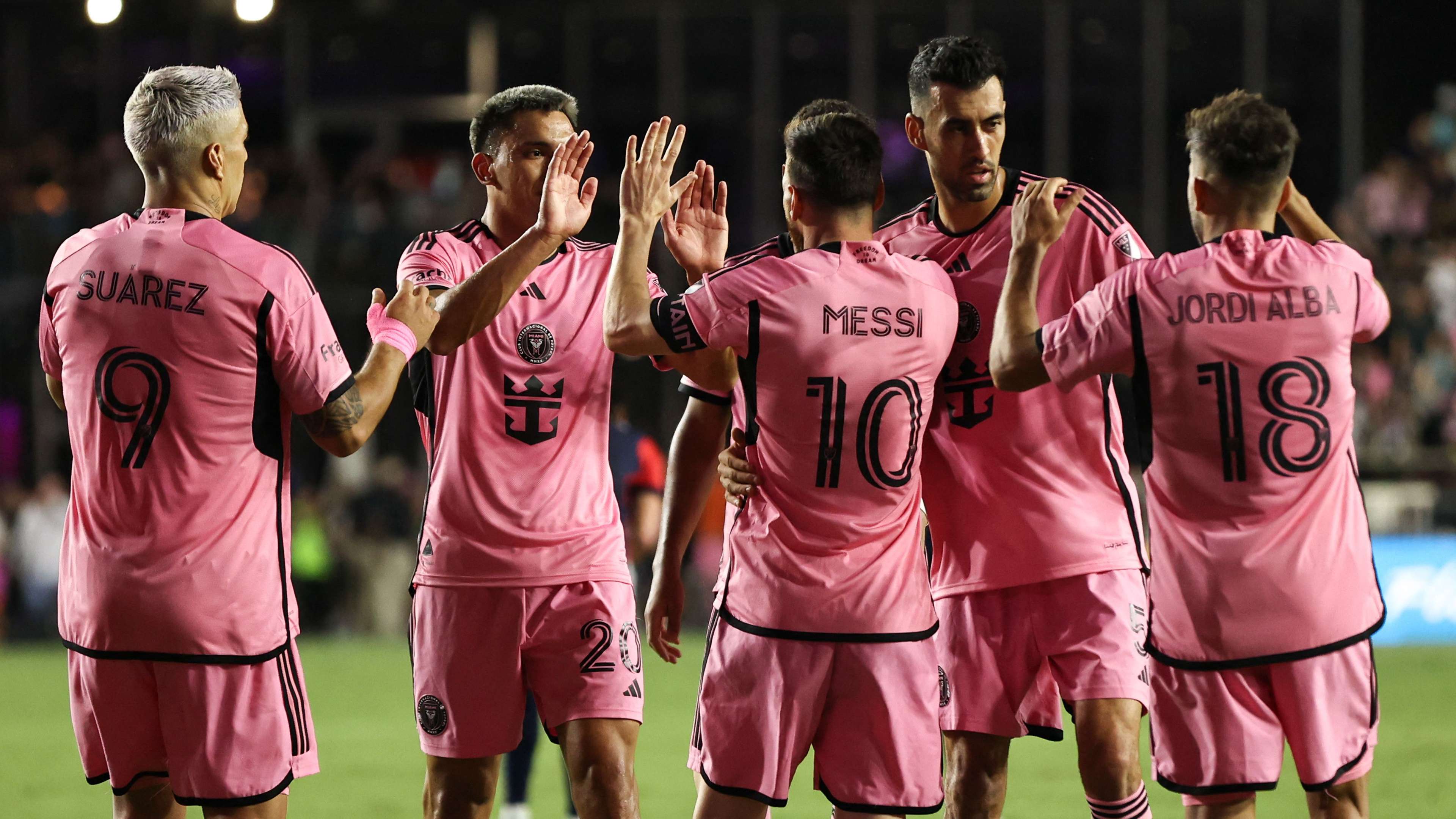 梅西社交媒体晒图 球场边悠闲喝茶发型梦回2018.